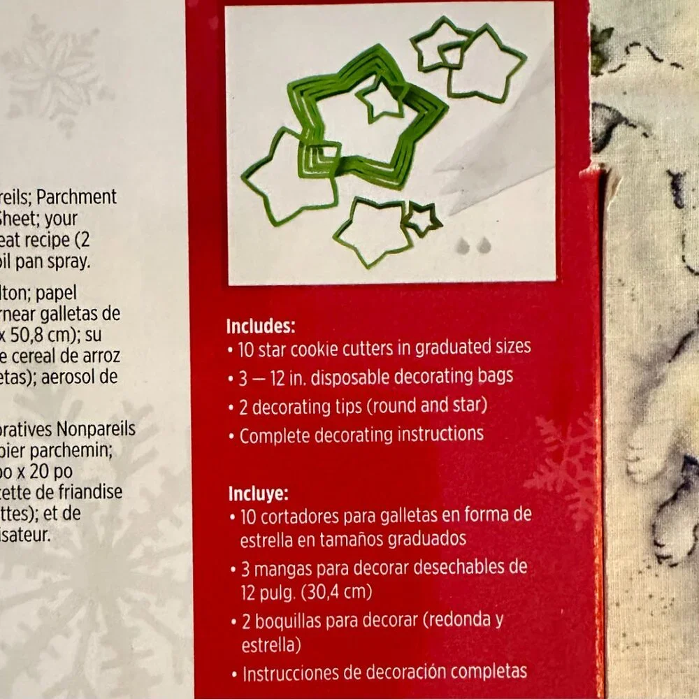 NIB Wilton Christmas Tree Cookie Cutter Kit 3 Decorating Bags 2 Decorating Tips